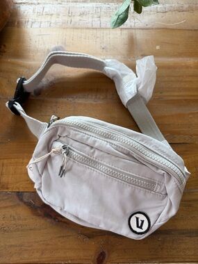 Vuori Hip Pack Belt Bag NWT Salt